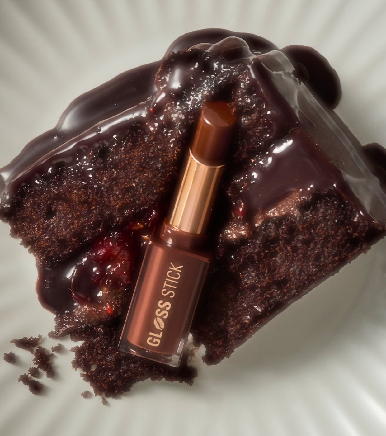 Makeup Revolution - Barra de labios Pout Lip Gloss Stick - Chocolate Ganache