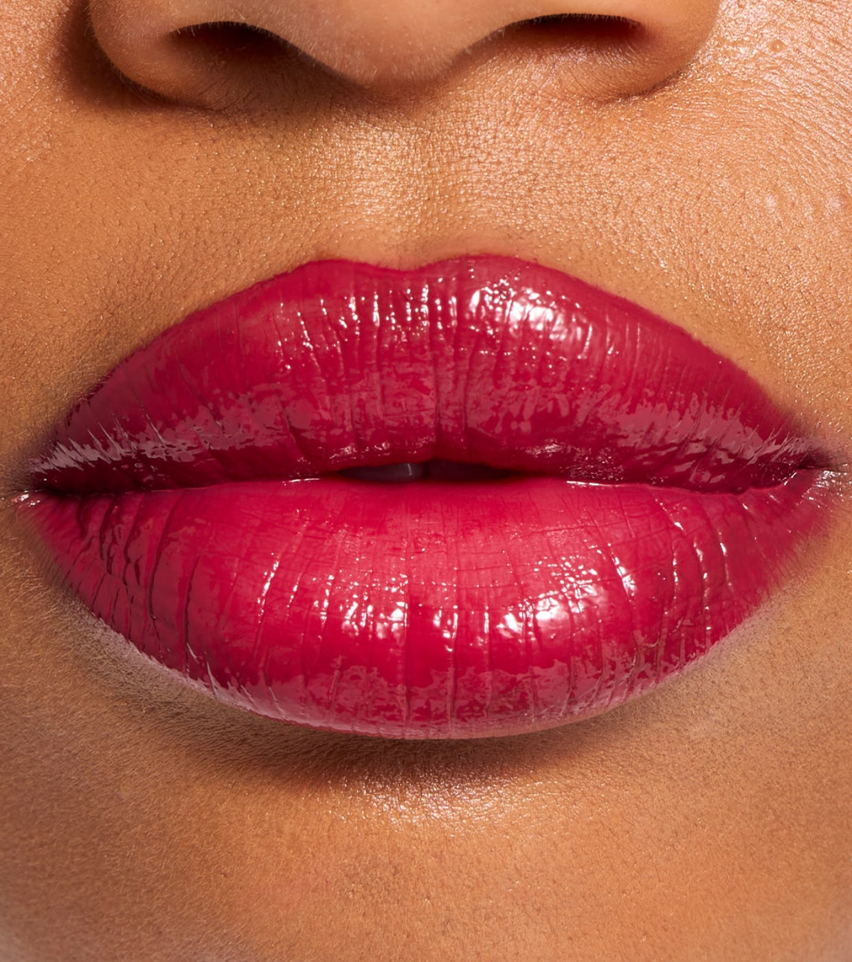 Makeup Revolution - Barra de labios Pout Lip Gloss Stick - Sour Berry