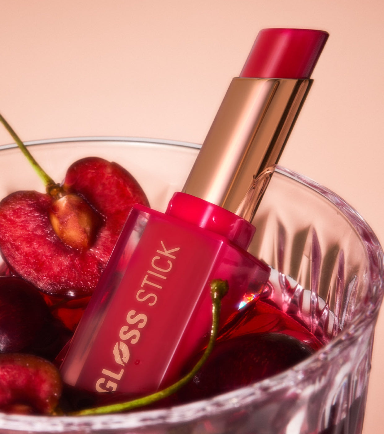 Makeup Revolution - Barra de labios Pout Lip Gloss Stick - Sour Berry