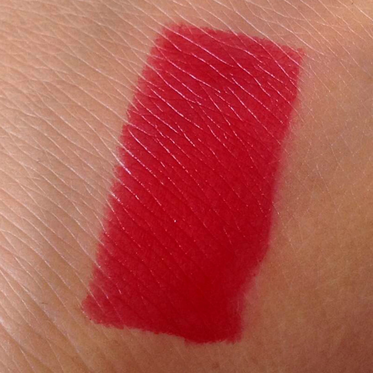Makeup Revolution - Barra de labios Amazing Colección Atomic - Atomic Ruby
